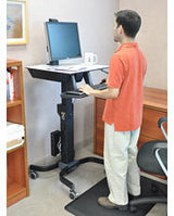Ergotron WorkFit-C, Single HD Sit-Stand Workstation Sort, Grå Multimedie kurv