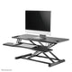 Neomounts NS-WS300BLACK desktop arbejdsplads med siddestativ